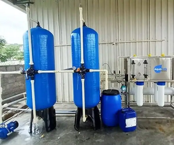 Industrial RO water treatment skid with FRP pressure vessels and dosing tanks