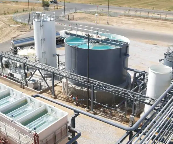 Zero liquid discharge plant with evaporator, tanks and pipe racks